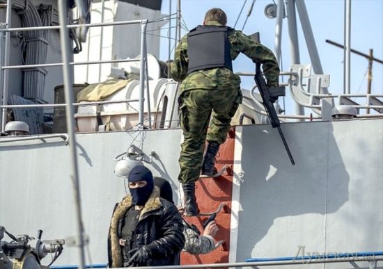 Штурм украинских кораблей в Севатополе 22 марта 2014 г. Фото: АР